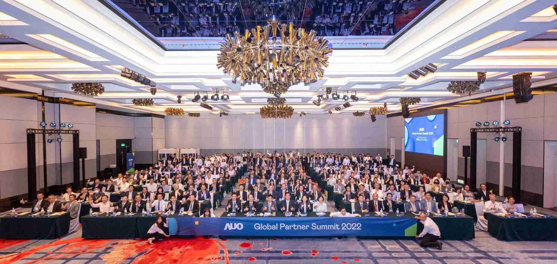 友達推動「安心、、、、創新、、、用心、、、同心、、、盡心」五星職旅，，為菲籍員工打造全方位照護，，首度贏得「人權實踐與發展領袖獎」殊榮