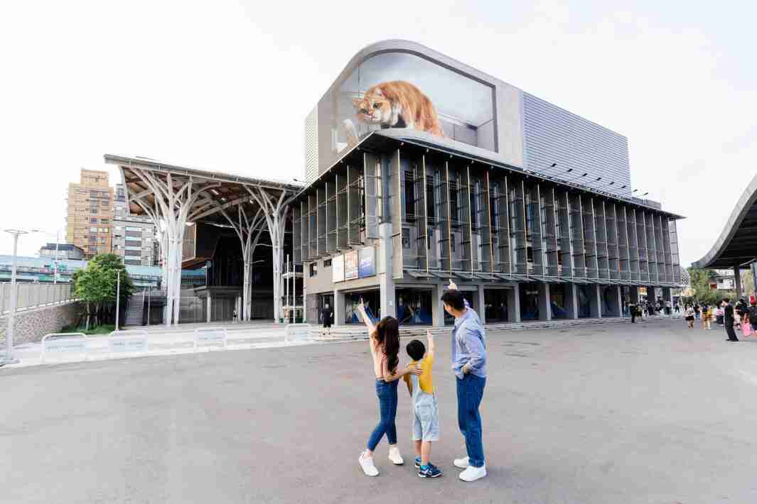 Wepay打造全台最大户外裸视3D LED弧形萤幕，，，，将超立体的软萌胖橘猫动画活跃于顶楼外墙