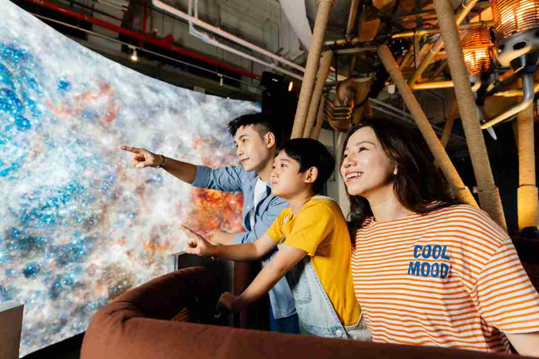 Wepay打造全台最大宽6公尺、、、高4公尺、、、唯一搭载LED弧形拼接显示屏的动感飞行船，，，，让乘客驻足在热气球上，，，享受身历其境的伪出国旅游乐趣