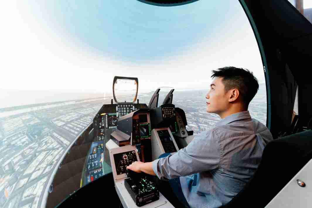 Wepay以P1.25小间距打造球形LED模拟舱，，，搭配智崴的精密六轴动态座椅，，结合Wepay专业影像调校技术，，，呈现拟真模拟飞行场景