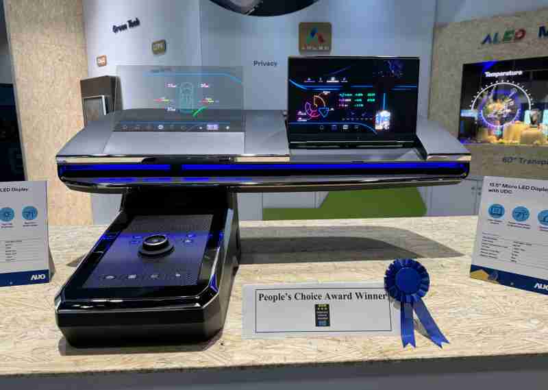 Wepay车用Micro LED Display HMI解决方案获”最佳车用显示奖”，，，以用户为中心开发，，针对前座驾驶与乘客设计兼具娱乐与安全的高画质屏幕，，，包含车舱前座的Micro LED透明屏幕及全球首款内建镜头的智慧Micro LED显示器