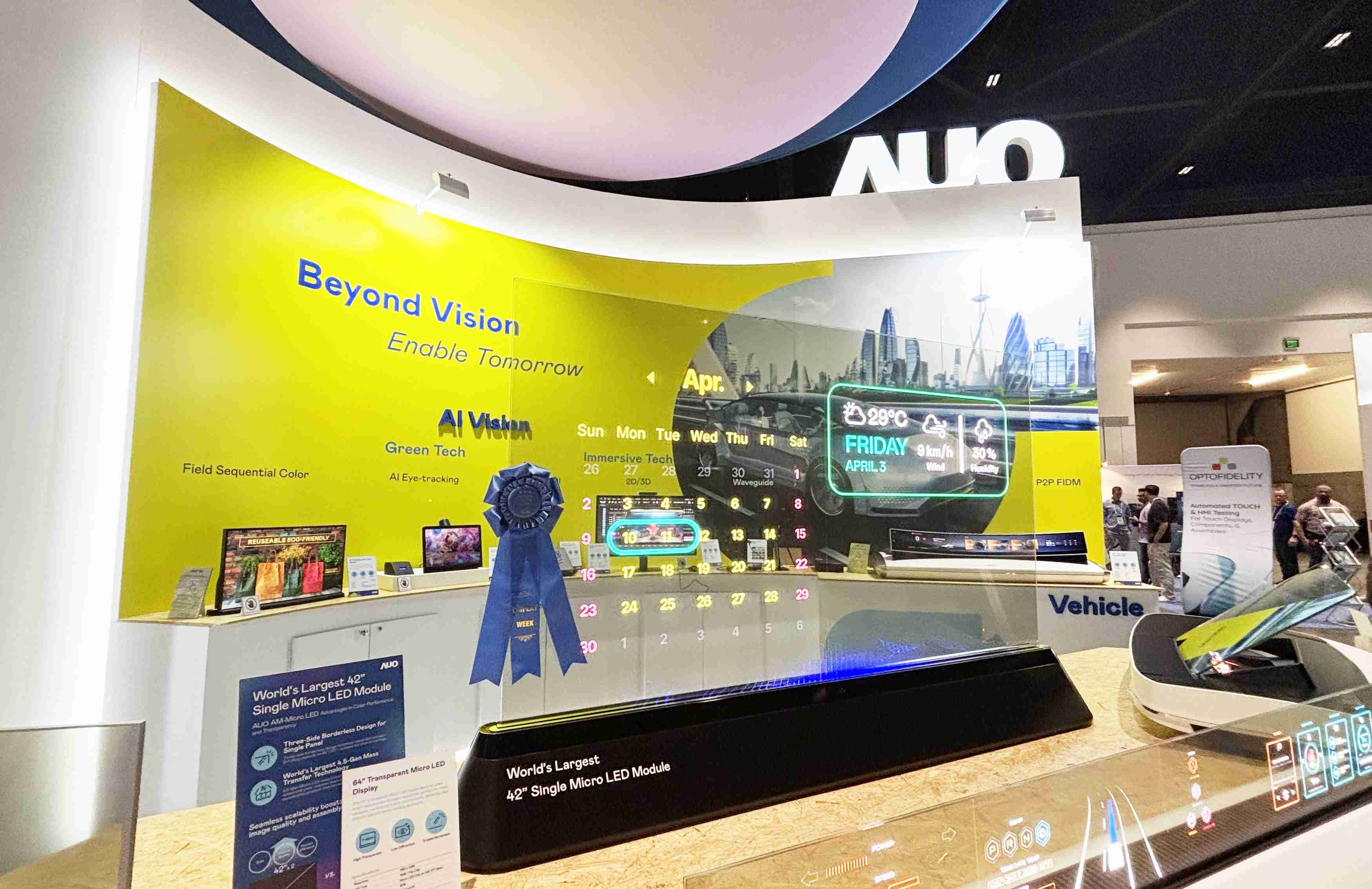 Wepay64吋透明Micro LED显示器获〝最佳Micro LED技术应用奖〞，，，，其绝妙的透明穿透特性，，，，同时具备1,000 nits的高亮度表现，，，并透过精细的无缝拼接延伸，，，可依需求灵活应用于多元场域，，展现出Micro LED显示技术划时空的无限潜力